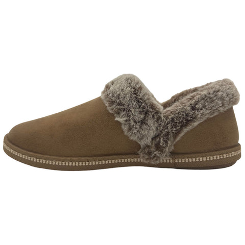 A brown slipper with a soft fur lining is positioned sideways on a white background. It appears comfortable and warm, ideal for indoor use, featuring a stitched border along the sole.